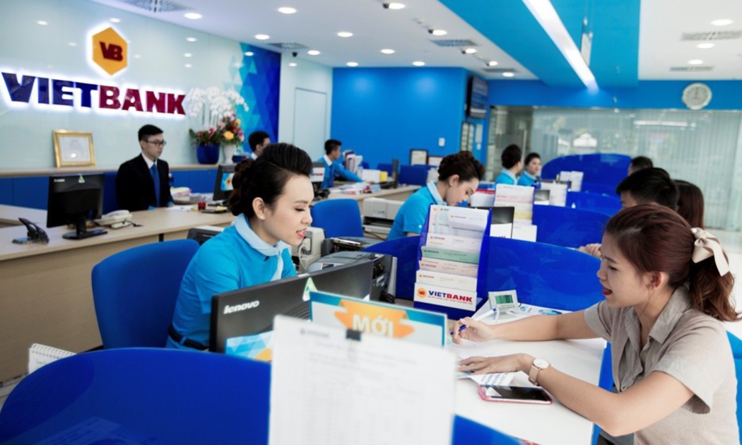 Khách hang giao dịch tại Vietbank.