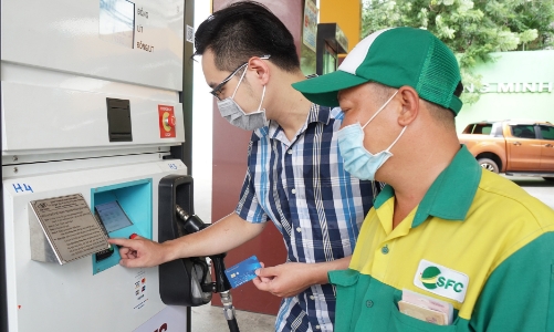 Sacombank thí điểm thanh toán chạm tại trạm xăng SFC