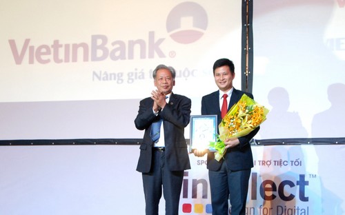 Đại diện VietinBank, ông Trần Công Quỳnh Lân, Phó Tổng giám đốc nhận giải thưởng tại lễ trao giải.