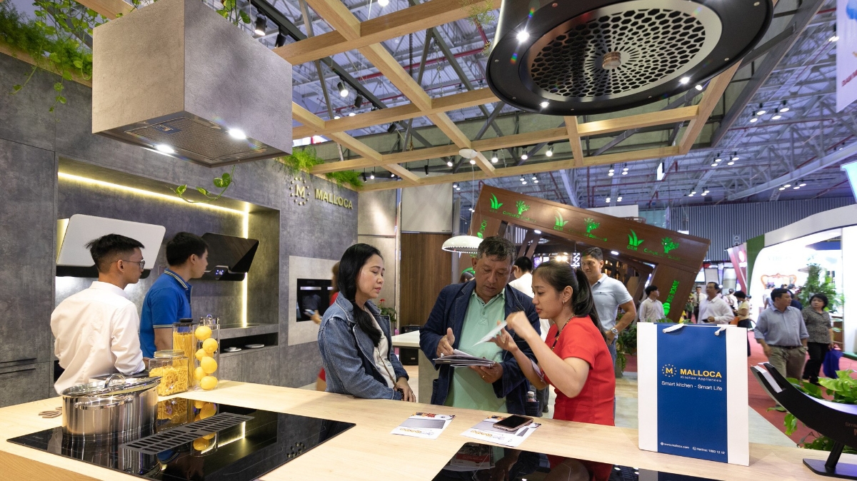 Đến với triển lãm lần này, Malloca tập trung trưng bày những sản phẩm mới nhất như: Máy hút khói tích hợp trên bếp; Thế hệ máy hút khói khử mùi mới; Chậu rửa chén Granite Nano bạc diệt khuẩn 100% lần đầu tiên xuất hiện ở Việt Nam.
