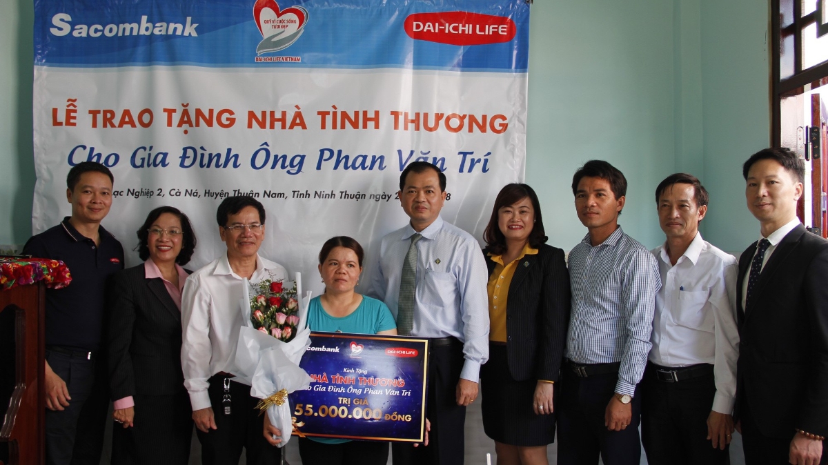 Buổi lễ trao nhà tình thương cho gia đình ông Phan Văn Trí đầy trang trọng và ấm cúng.