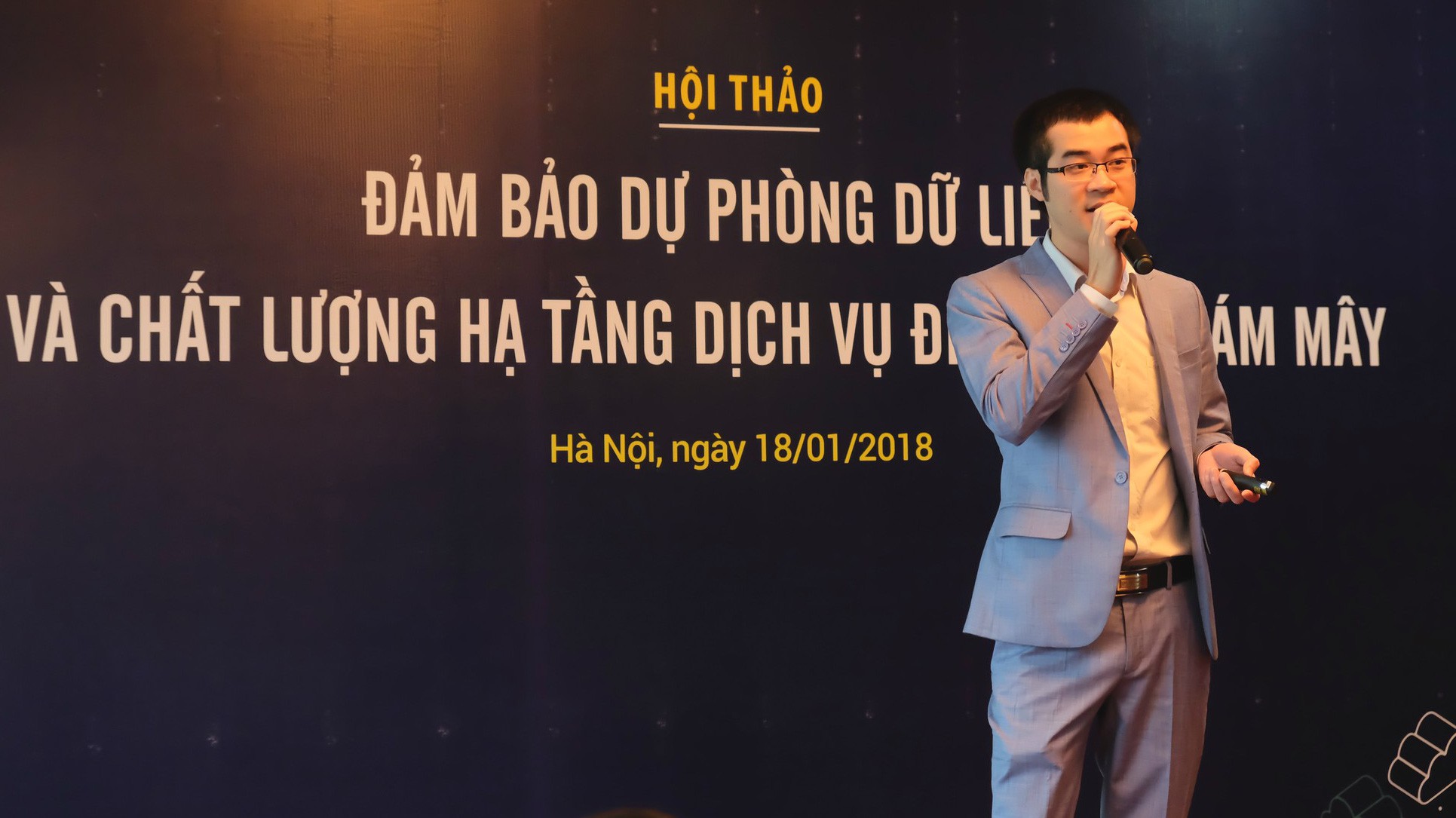 Ông Nguyễn Tiến Dũng - Giám đốc công ty Viettel IDC chia sẻ về xu hướng sao lưu dự phòng dữ liệu và hệ sinh thái Cloud của Viettel IDC.