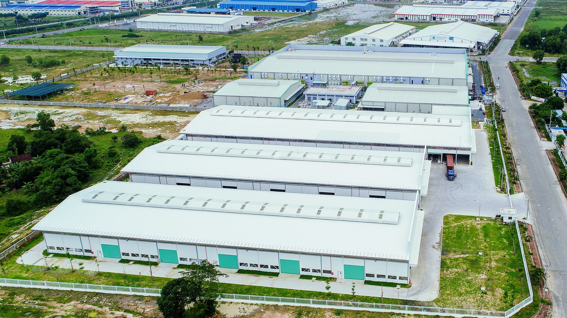 10% sản lượng panel của Phương Nam từ cụm nhà máy này xuất khẩu sang các nước trong khu vực Đông Nam Á.