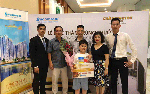 Đại diện Sacomreal ra tận thủ đô để trao thưởng căn hộ office-tel cho anh Phạm Nguyên Anh.