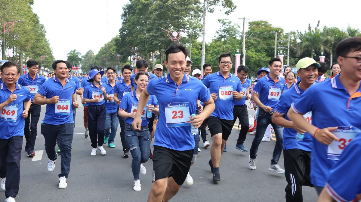 Năm nay, giải chạy thu hút hơn 28.000 vận động viên là học sinh, sinh viên, lực lượng vũ trang, nhân viên văn phòng và cán bộ nhân viên Sacombank tại các địa phương đăng ký tham dự.