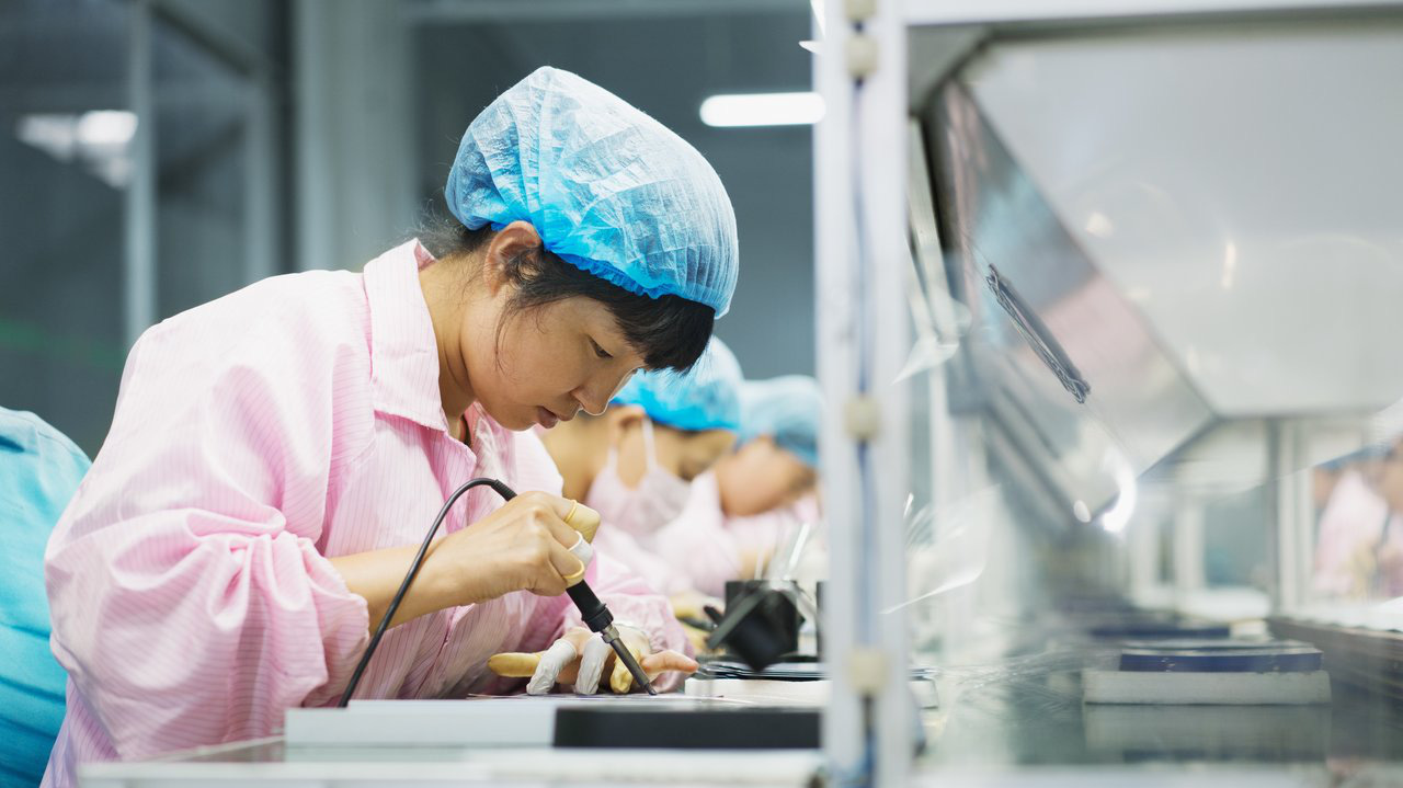 Công nhân tại một nhà máy ở Đức Châu, tỉnh Sơn Đông, Trung Quốc - Ảnh: AFP