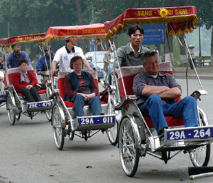 Dịch vụ xích lô vận chuyển hành khách du lịch tạo nên nét độc đáo của Hà Nội. 