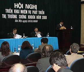 Hội nghị đề cập tới khả năng doanh nghiệp được sử dụng nguồn vốn không phải do ngân sách nhà nước cấp để đầu tư vào thị trường chứng khoán - Ảnh: Mai Uyên.