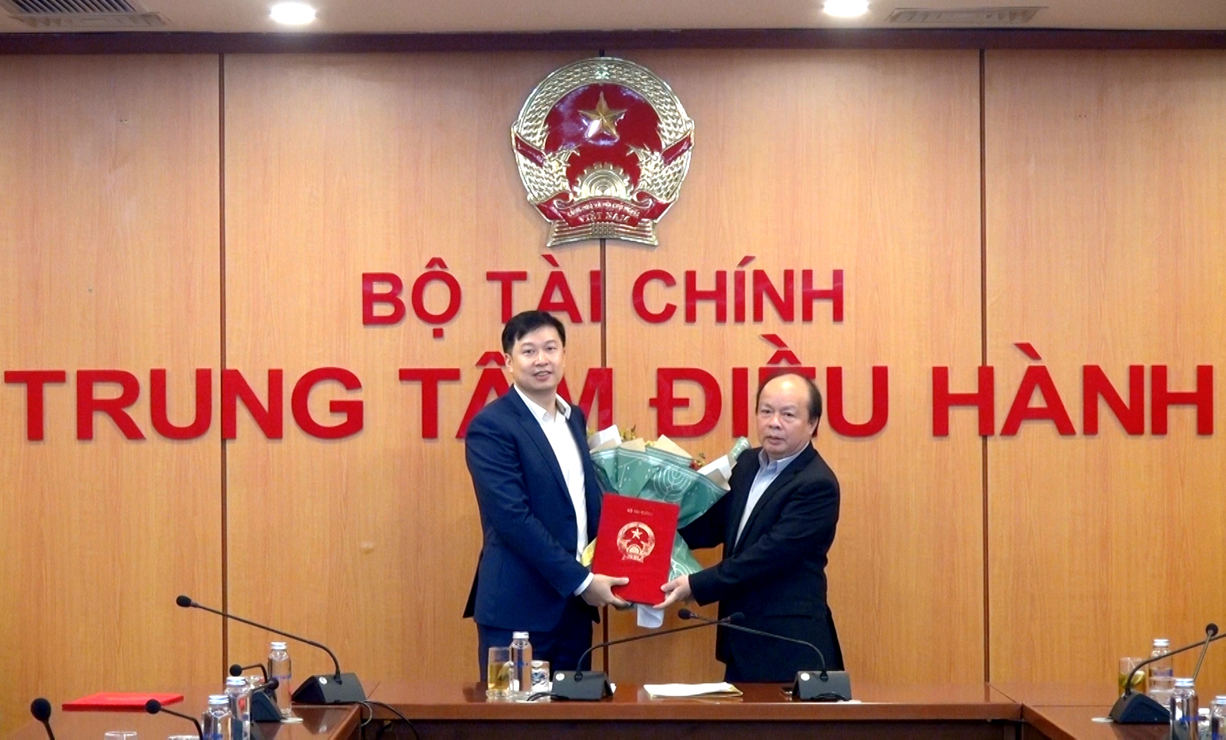 Thứ trưởng Bộ tài chính trao Quyết định điều động bổ nhiệm cho Chủ tịch Hội đồng quản trị Sở Giao dịch chứng khoán Hà Nội