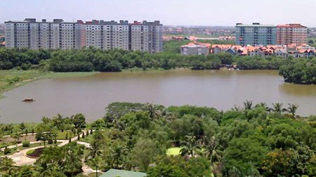 Khu đô thị Tây Nam hồ Linh Đàm quy hoạch 6 ô đất xây dựng trường học, tuy nhiên đến nay mới chỉ có 1 công trình trường tiểu học hoàn thành, đưa vào khai thác, sử dụng. 