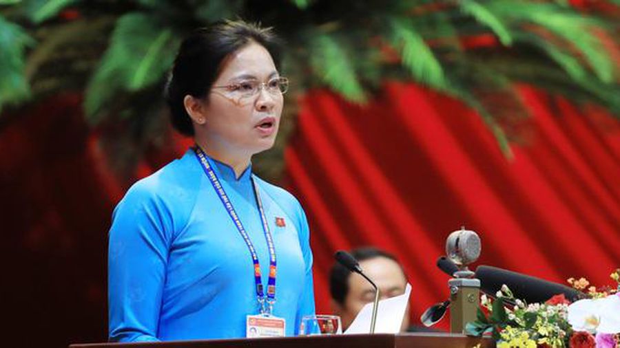 Đồng chí Hà Thị Nga, Bí thư Đảng đoàn, Chủ tịch Hội Liên hiệp Phụ nữ Việt Nam tham luận về vấn đề 