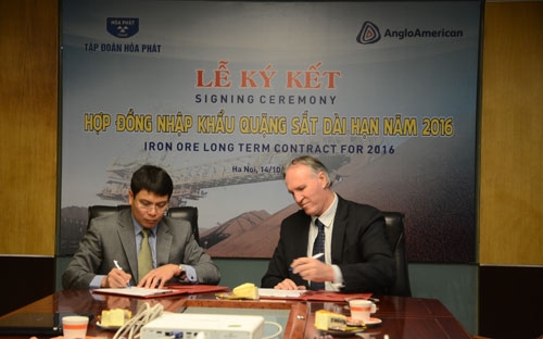 Đại diện Hoà Phát và Tập đoàn Anglo America Plc ký hợp đồng nhập khẩu, ngày 14/10. <br>