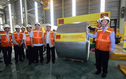 Lãnh đạo Tập đoàn Hoa Sen và lãnh đạo tỉnh Nghệ An bên cuộn tôn thương phẩm đầu tiên của Nhà máy Hoa Sen Nghệ An Đông Hồi.