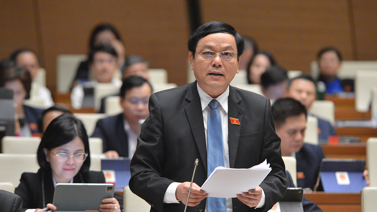 Đại biểu Hoàng Đức Thắng - Đoàn Đại biểu Quốc hội tỉnh Quảng Trị, phát biểu tại phiên thảo luận sáng 3/11 - Ảnh: Cổng Thông tin Quốc hội.