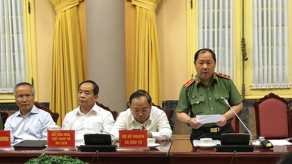 Trung tướng Hoàng Phước Thuận, Cục trưởng Cục An ninh mạng Bộ Công an trình bày một số vấn đề tại cuộc họp báo 