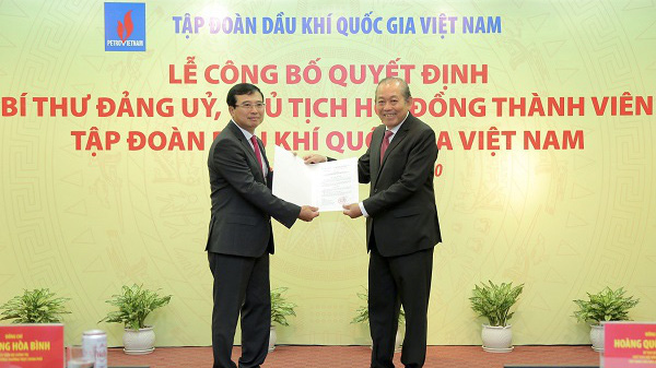 Phó Thủ tướng Thường trực Trương Hoà Bình trao quyết định cho ông Hoàng Quốc Vượng.
