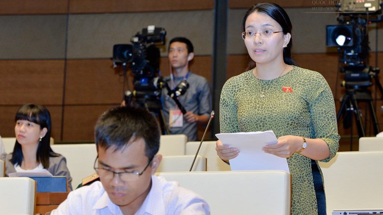 Đại biểu Hoàng Thị Thu Trang phát biểu tại nghị trường.