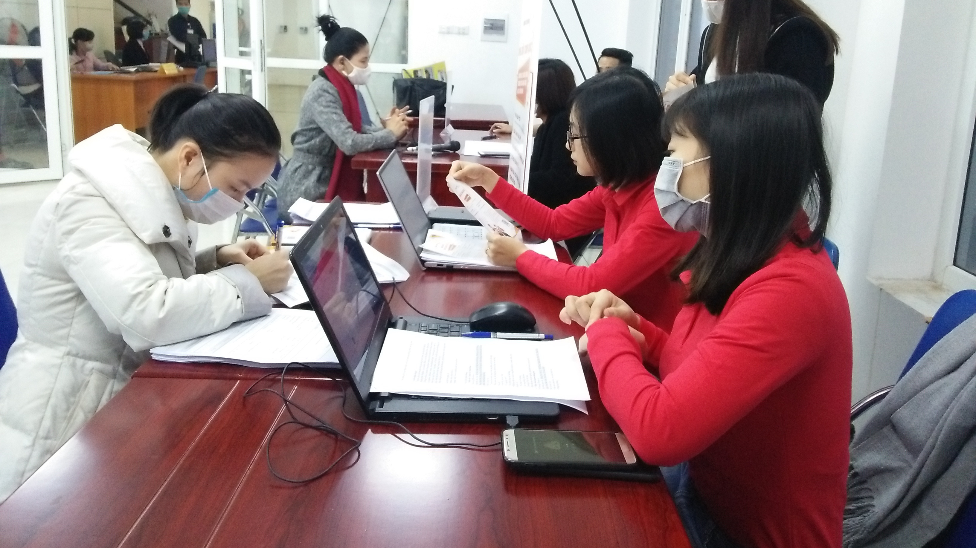 Lao động đăng ký tư vấn hỗ trợ việc làm tại một trung tâm dịch vụ việc làm tại Hà Nội. Ảnh - N.Dương. 