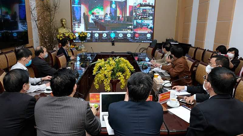 Các chuyên gia hội chẩn phương án điều trị bệnh nhân Covid-19 nặng ngày 30 Tết. Ảnh - Bộ Y tế. 