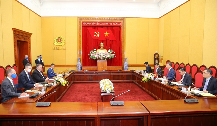 Sau cuộc hội đàm với Phó Thủ tướng, Bộ trưởng Ngoại giao Phạm Bình Minh, Ngoại trưởng Mỹ tiếp tục hội đàm với Bộ trưởng Công an Tô Lâm - Ảnh: TTXVN.