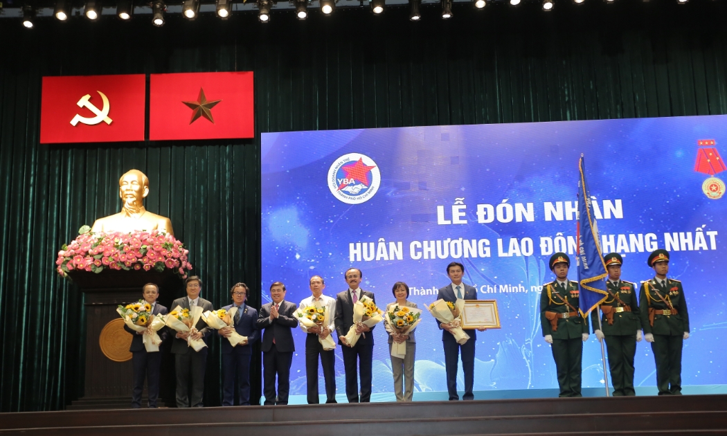 Thừa ủy quyền của Chủ tịch nước, Chủ tịch UBND Tp.HCM Nguyễn Thành Phong trao Huân chương Lao động hạng Nhất cho Lãnh đạo YBA HCM ngày 24/3.