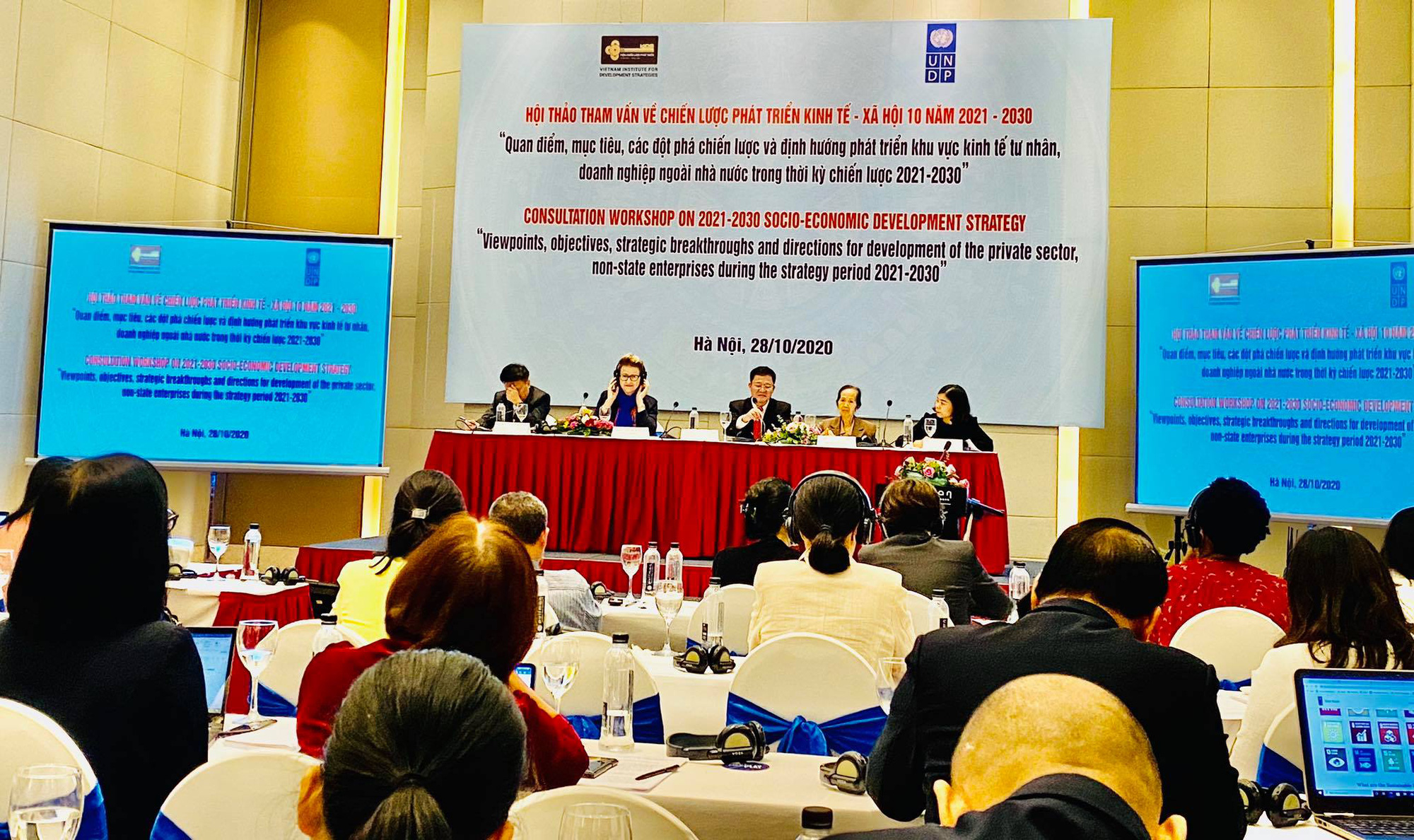Hội thảo tham vấn về chiến lược phát triển kinh tế xã hội 10 năm (2021 - 2030) do Viện Chiến lược phát triển (Bộ Kế hoạch và Đầu tư) tổ chức sáng 28/10.