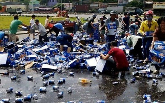 Hành vi hôi của khi người khác gặp nạn gây bức xúc trong xã hội.