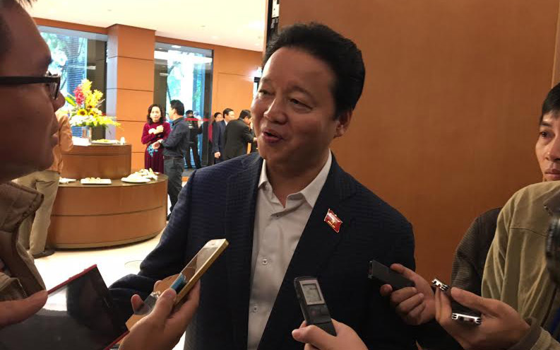 <span style="font-family: 'Times New Roman'; font-size: 15px;">Bộ trưởng Bộ Tài nguyên và môi trường Trần Hồng Hà trao đổi với báo chí bên hành lang Quốc hội, sáng 3/11.</span>