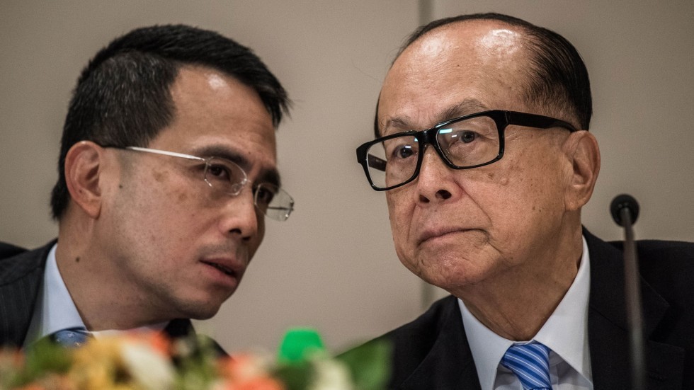 Victor Li và cha - tỷ phú Lý Gia Thành - Ảnh: SCMP.