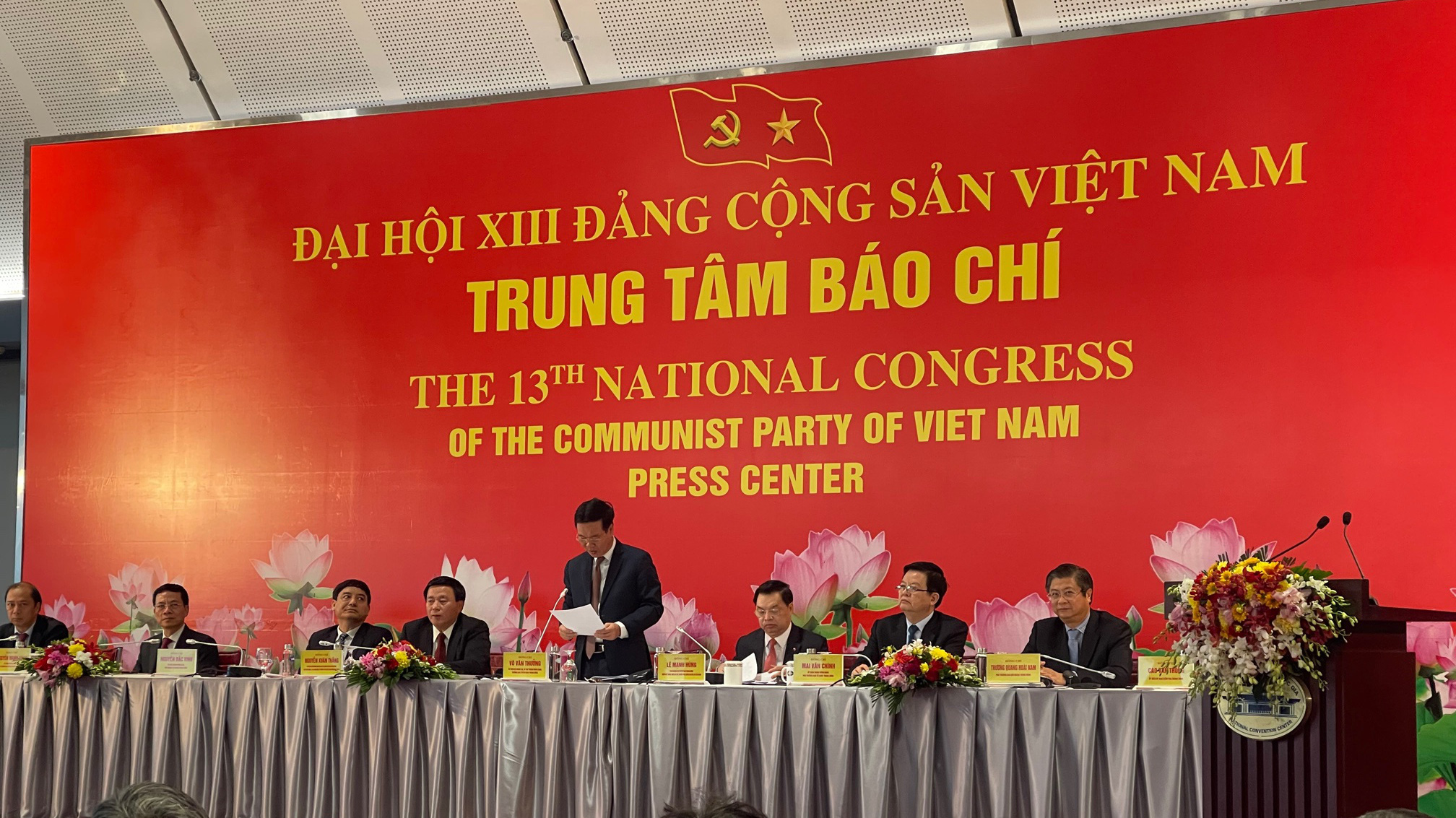 Trưởng Ban Tuyên giáo Trung ương Võ Văn Thưởng chủ trì họp báo Đại hội XIII của Đảng. 

