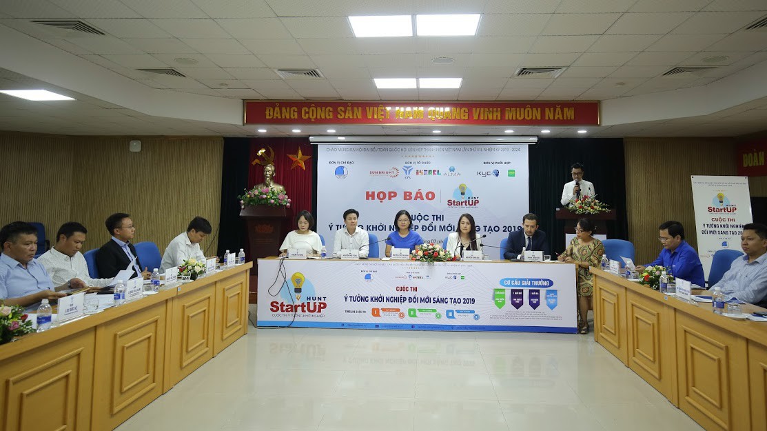 Quang cảnh họp báo. 