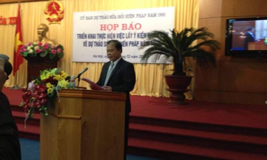 Ông Phan Trung Lý, người phát ngôn của Ủy ban dự thảo sửa đổi Hiến pháp năm 1992 chủ trì cuộc họp báo - Ảnh: N.H.<br>