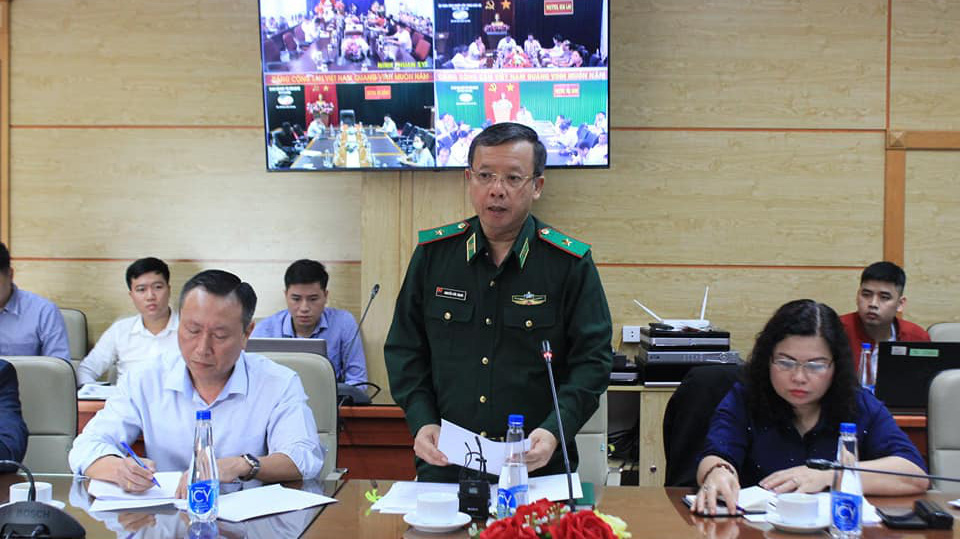 Đại diện Bộ Tư lệnh, Bộ đội biên phòng thông tin về tình hình nhập cảnh qua biên giới tại cuộc họp. 