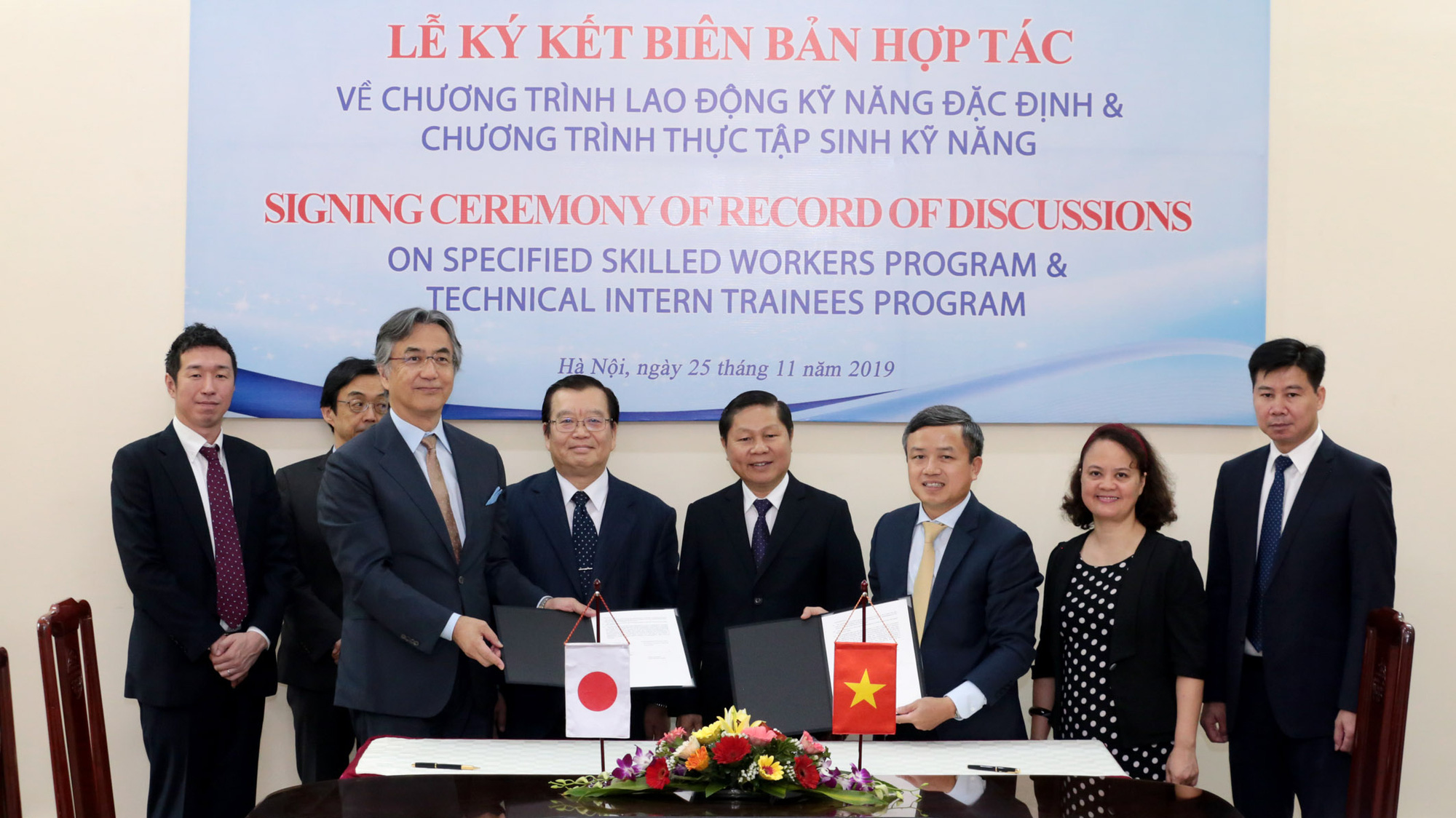 Đại diện hai bên trao biên bản hợp tác. Ảnh - MOLISA. 