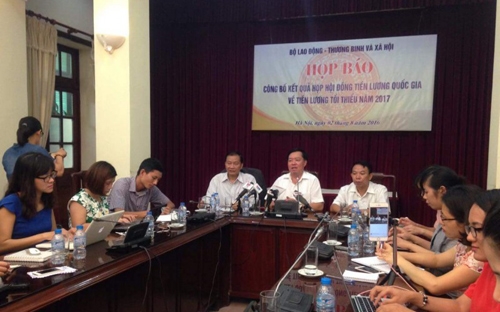 Thứ trưởng Phạm Minh Huân chủ trì buổi họp báo chiều 2/8 tại Hà Nội, sau khi ông đã chủ trì họp Hội đồng Tiền lương Quốc gia sáng cùng ngày tại Tam Đảo, Vĩnh Phúc.<br>