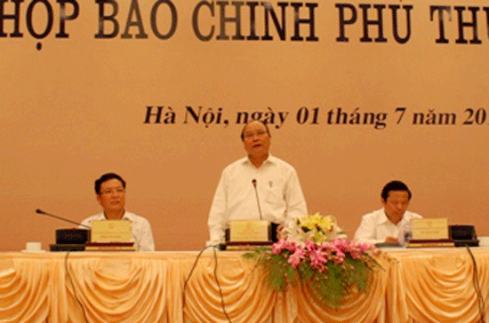 Bộ trưởng Nguyễn Xuân Phúc chủ trì họp báo.