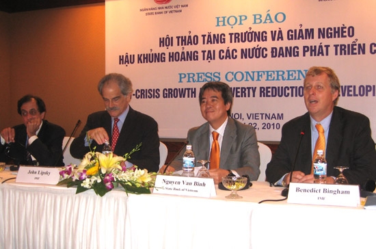 Họp báo kết thúc hội nghị “Tăng cường và giảm nghèo hậu khủng hoảng tại các nước dang phát triển châu Á” chiều ngày 22/3 - Ảnh: Anh Quân.