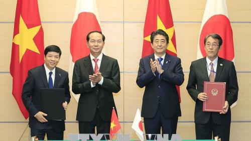 Chủ tịch nước Trần Đại Quang và Thủ tướng Shinzo Abe chứng kiến lễ ký hợp tác nhiều lĩnh vực giữa hai nước - Ảnh: TTXVN.
