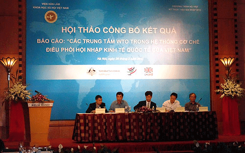 Các chuyên gia nhóm nghiên cứu báo cáo tại hôi thảo.