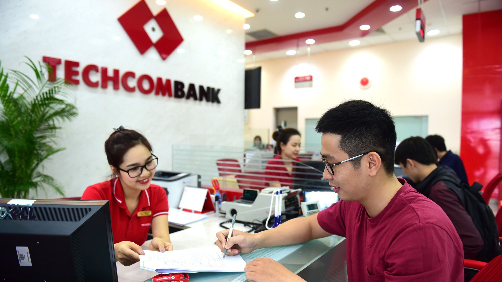 Khách hàng giao dịch tại Techcombank.