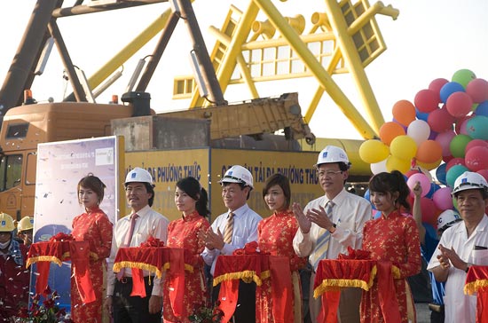 Lãnh đạo Tập đoàn Dầu khí Việt Nam và các bên liên quan tại lễ hạ thủy ngày 19/3.