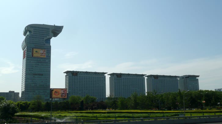 Pangu Plaza được thiết kế mô phỏng hình đầu rồng, còn 4 tòa tháp quanh đó tượng trưng cho thân và đuôi rồng - Ảnh: Getty Images.