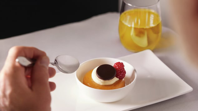 Đồ sứ và ly rượu champagne nằm trong số đồ dùng được rao bán - Ảnh: CNN