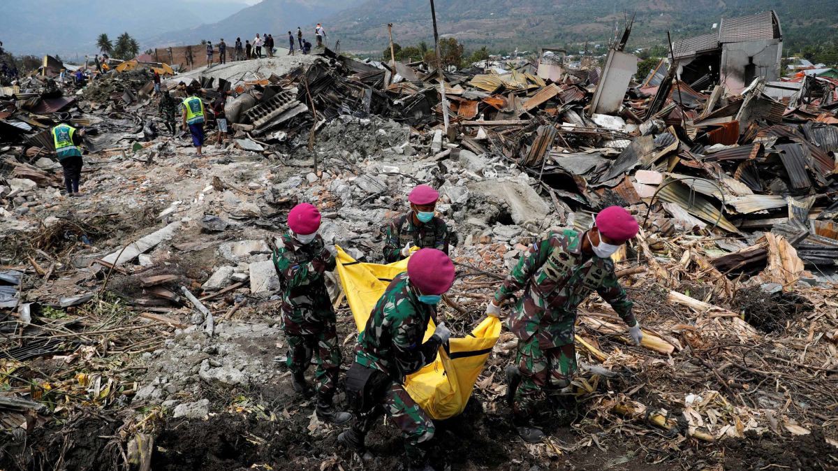 Tại Sulawesi, lực lượng gồm 82.000 quân nhân, dân thường và tình nguyện viên vẫn đang tiếp tục tìm kiếm và nỗ lực giải cứu những người sóng sót - Ảnh: CNN.