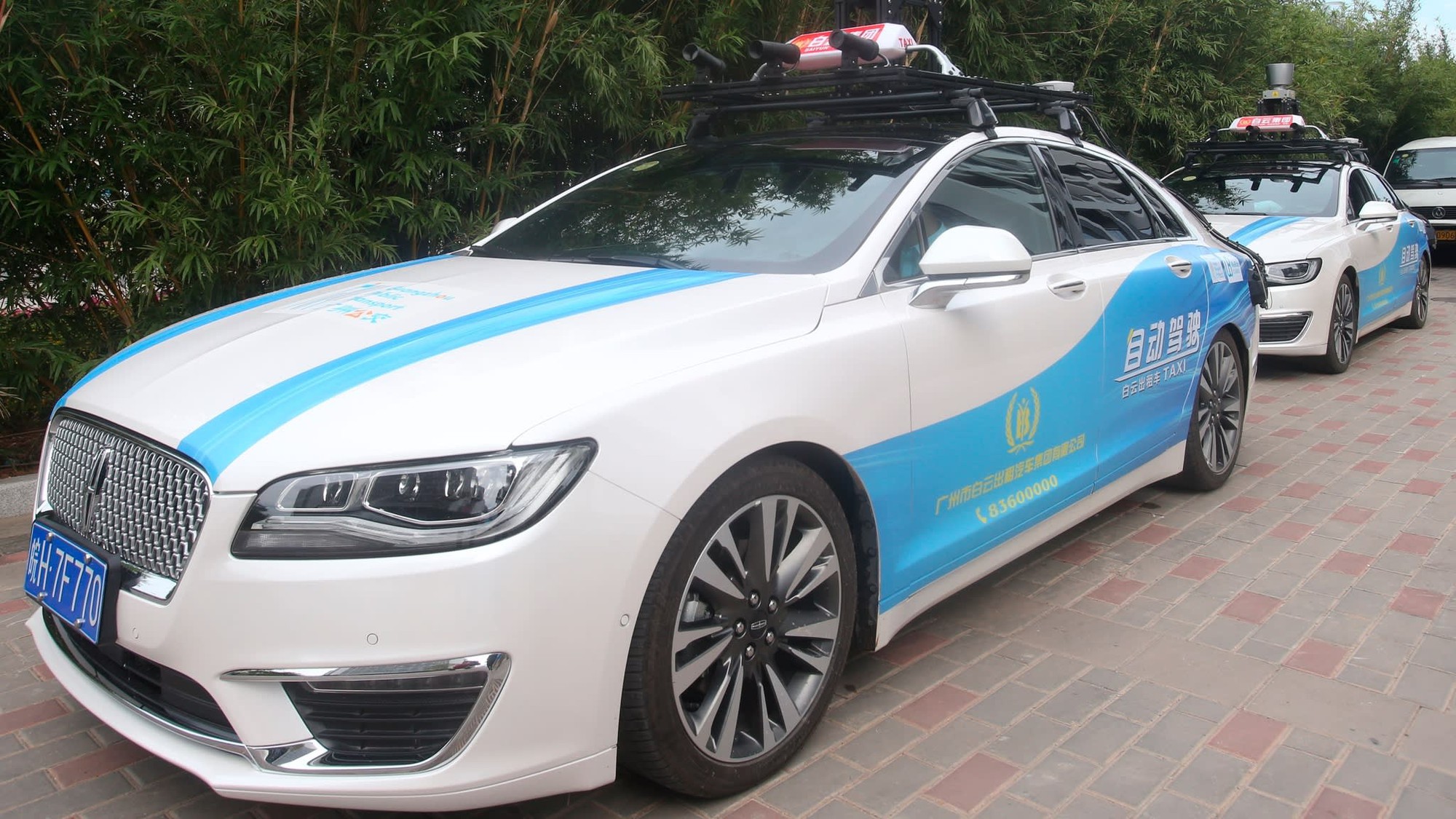 Taxi tự lái đầu tiên của Trung Quốc trên đường phố Quảng Châu - Ảnh: AP.