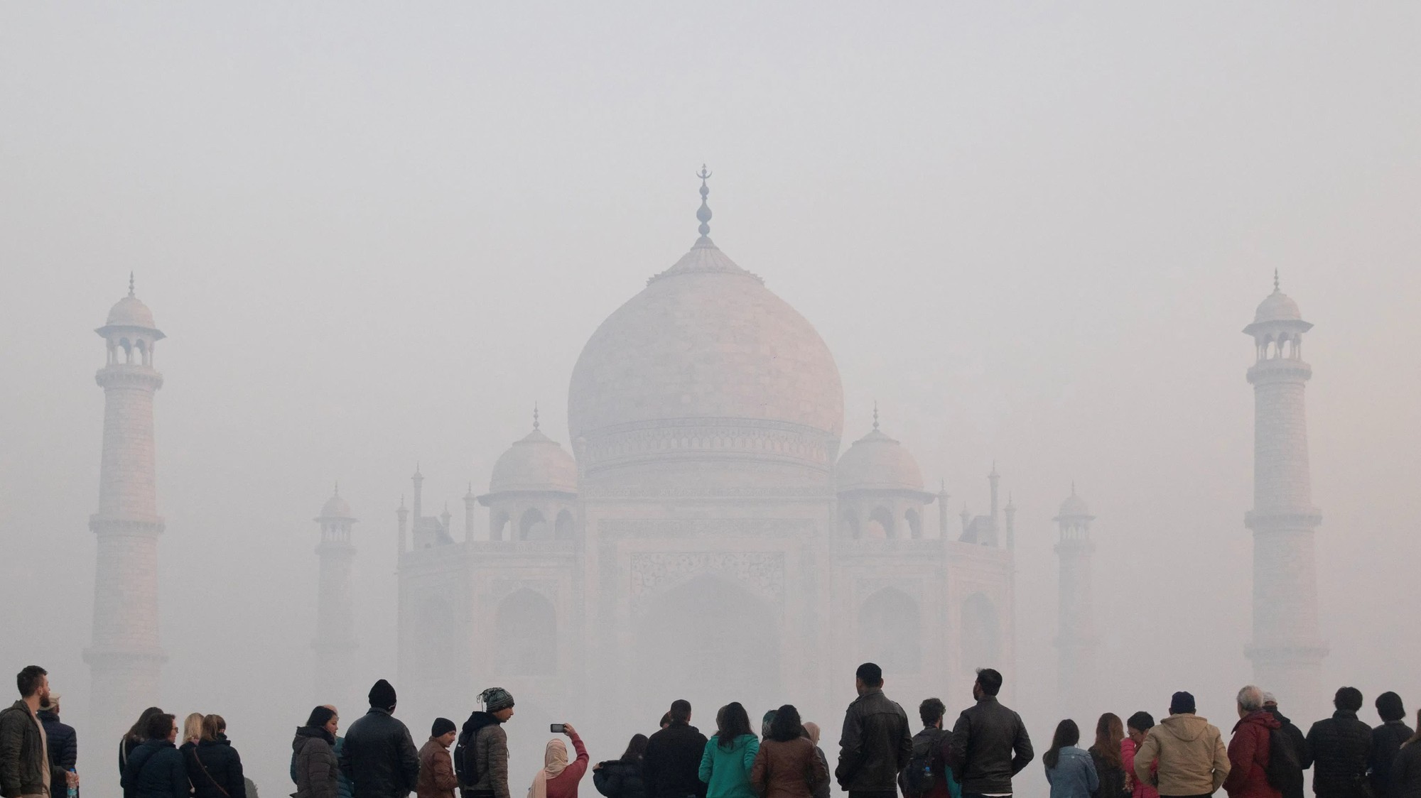 Cung điện Taj Mahal tại Agra, Ấn Độ chìm trong sương bụi vào một buổi sáng tháng 1/2019 - Ảnh: Reuters.