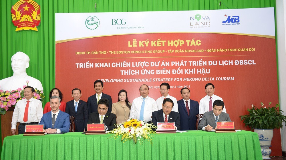 Thủ Tướng Chính Phủ Nguyễn Xuân Phúc và đại diện các Bộ, ban, ngành Trung ương và các Sở, ban, ngành thành phố chứng kiến lễ ký kết.
