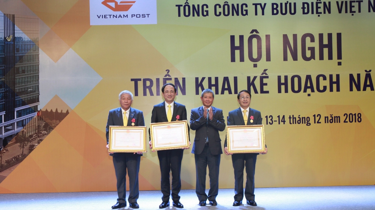 Thứ trưởng Nguyễn Thành Hưng, thừa ủy quyền của Chủ tịch nước lên trao Huân chương Lao động hạng Nhì cho các cá nhân đã có thành tích xuất sắc trong công tác từ năm 2013 đến năm 2017, góp phần vào sự nghiệp xây dựng Chủ nghĩa xã hội và bảo vệ Tổ quốc.