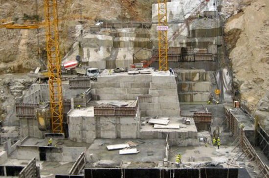 Một góc trên công trường thủy điện Hủa Na.