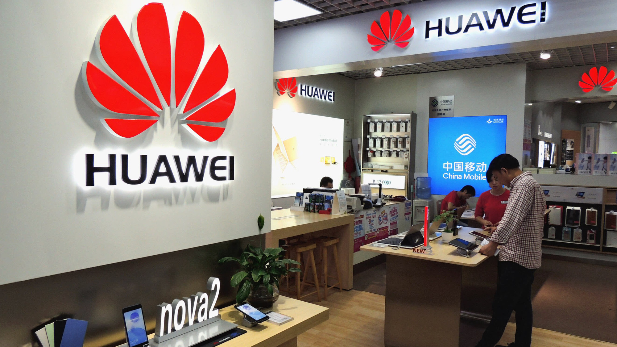 FCC chính thức cấm thiết bị viễn thông của Huawei tại Mỹ - Ảnh: Getty Images